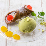 Assorted "Cannolo" and pistachio Gelato