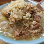ラーメン そら - いたるところに豚！写真ないですが別容器で脂もらいました