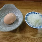 ラーメン そら - 卵＆玉ねぎ。玉ねぎの器は結構深さがあってタップリでした！