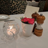 ヴェル・ボワ - [内観] 店内 テーブル上 キャンドル･一輪挿し･調味料