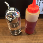 中華そば まるたけ - 味変用お酢とラー油