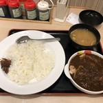 Matsuya - 到着時。カレーとご飯セパレートで食べる人もいるのかなぁ？