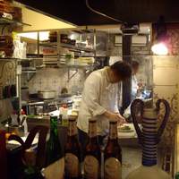 イベリコ・バル 門仲 - 1階店内オープンキッチンの様子