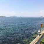 だし道楽 吉浦店 - 見事な広島湾が広がり、釣り竿も何本か