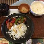 Gasuto - リシは和食ランチの鶏の黒酢和えぽいヤツ。
                        
                        野菜を摂ろうって魂胆だな。
                        
                        
                        