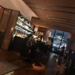 BVLGARI GINZA BAR - 着席したテーブル席から店内を眺める。