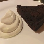 サルキッチン - 「ガトーショコラ　クラッシック」：小麦粉を使わず焼き上げ、生チョコのように濃厚でしっとり♪