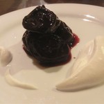 サルキッチン - 「プラムの赤ワイン煮」：赤ワインの芳醇な香りをたたえ、艶めかしいkissのよう♪