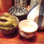 大西 - お通しの枝豆と日本酒熱燗２合