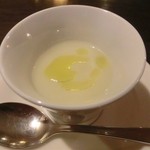 サルキッチン - 「北海道の玉ねぎのスープ」： 生の玉ねぎの甘みと香りを楽しむスープ♪ 