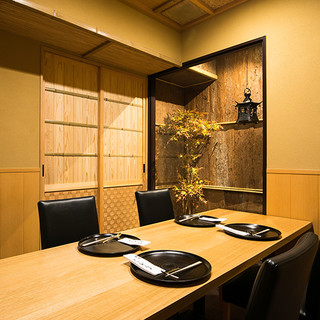 高級感のある贅沢な和空間。個室で寛いだ時間と料理を楽しむ