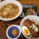 SOUL麺 - 鶏醤油麺+鶏排骨丼(小)。