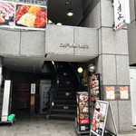 Banju - ビル入口（お店は階段で2階へ）