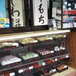 ゑちごや - ショーケースの中には美味しそうな和菓子やおいなりさんが。