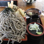 本格手打ち蕎麦・うどん 芭蕉苑 本店 - 大盛りの天ざる。天ぷらが隠れるようだ。