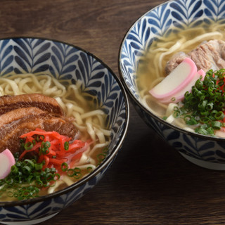 【名物沖縄そば】マース（塩）で煮たトロトロのソーキは絶品！