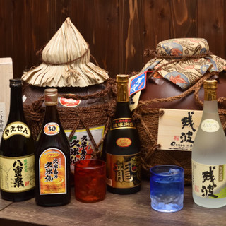 カウンターにはズラリと「泡盛」！オリオンビールもお手頃に♪