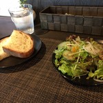 カフェ ドゥ ヴァン ソレイユ - パスタランチのサラダとパン
