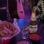 El Chingon - 私のMi Campo Blanco（テキーラ、12ドル／杯）と妻のModelo（ビール、７ドル／ボトル）も加わりました。