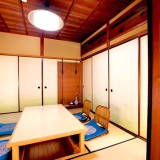 堀ごたつ個室
                                          素通しの四角窓からもれる灯りが暖かみのある掘りごたつの座敷