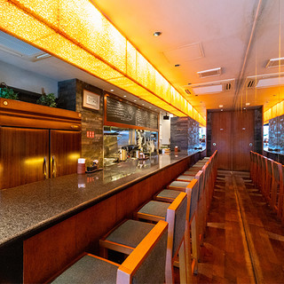 大阪の中心街から少し離れた場所にあるカウンターだけの店