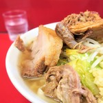 ラーメン二郎 - 豚の厚み