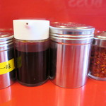 ラーメン二郎 - 卓上調味料