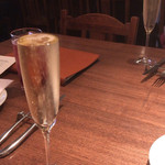 トラットリアチッチョ - スパークリングワイン（５００円税抜）はたっぷりと提供♪