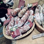 Eataly Torino Lingotto - 真空パックしていないので店頭に並べてあっても熟成が進み、色が変化し、大きさも小さくなってゆく。熟成の進んだ香りの良いものを選ぶ。