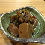 熊本馬刺と純米酒 櫻 - 青唐辛子とコンニャクの炒め煮