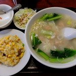 中華料理 大福楼 - “ワンタンスープ(塩味)+半チャーハン”
