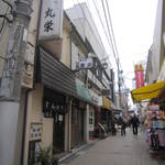 自由が丘駅正面口の本屋の路地をまっすぐ、マクドナルドのちょっと先の反対側。写真は逆方向より。