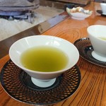 青木園 - 朝宮の煎茶を淹れてくれます。