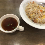 えびす屋 - 炒飯に付いているスープ