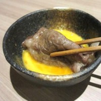 近江うし 焼肉 にくTATSU 青山本店 - 甘めのタレが絡んだお肉はとろける美味しさ