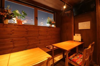 創作居酒屋428 - 木を基調とした店内雰囲気