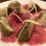 ビーボ デイリースタンド - 「イタリア産生ハムと胡瓜と生姜のピクルス」：穏やかな酸味と香しさが、生ハムにピッタリ！