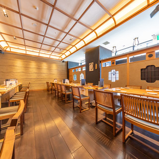 様々なシーンでご利用いただけるテーブル席をご用意しております。