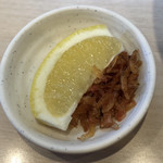 麺屋はなび - 味変の桜エビとレモン