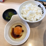 麺屋はなび - ランチタイム無料のごはん、なまたまご、お漬物