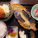 きらく - ■焼魚(さば塩)と刺身と揚げ物一品 950円(内税)■