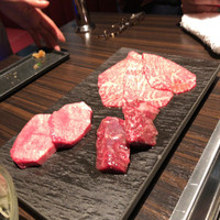 焼肉うしごろ 銀座並木通り店 - 黒タン、厚切りハラミ、など