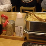 Udon Maruka - 調味料と揚げ玉