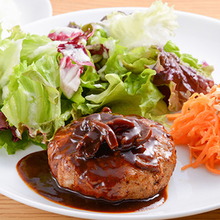 人気のハンバーグセットなど、すべての料理に発酵素材を使用！