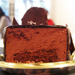 なかたに亭 - カライブの断面。濃厚だけどしつこくない上品なチョコムースと、それを引き立てるしっとりチョコスポンジ。