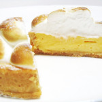 なかたに亭 - タルト・オ・シトロンの断面。焼き目のついたマシュマロがレモンクリームの酸味をやわらげてくれるサクサクタルト。
