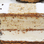 なかたに亭 - ガナッシュとシャンティとプラリネクリームをアーモンドの薄い生地でサンドしたもの。