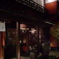 東京 芝 とうふ屋うかい - 歴史ある入口です。