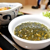 牛刺しと焼肉 仔虎 クリスロード店 - ワカメスープ