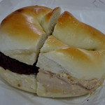 マルイチベーグル - プレーンベーグル250円、「アップルシナモンクリームチーズ」＆「あずき」2種類フィリング550円　